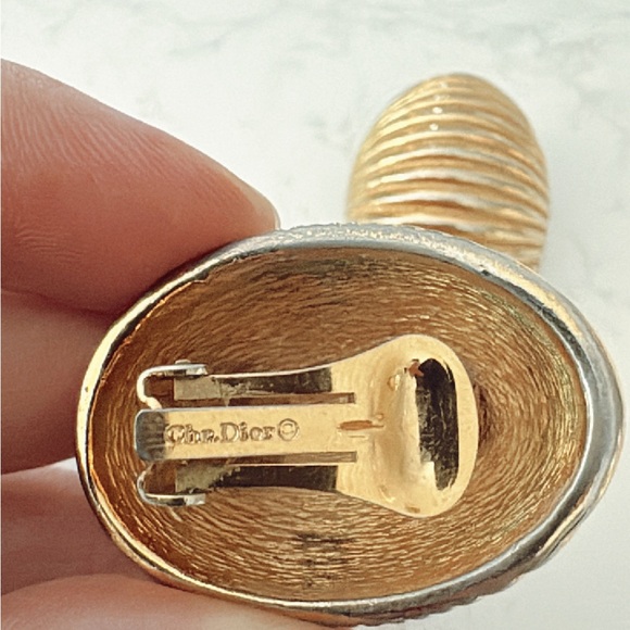 Christian Dior Ribbed Gold Tone Half Hoop Earrings Clip-on Vintage - Picture 3 of 4